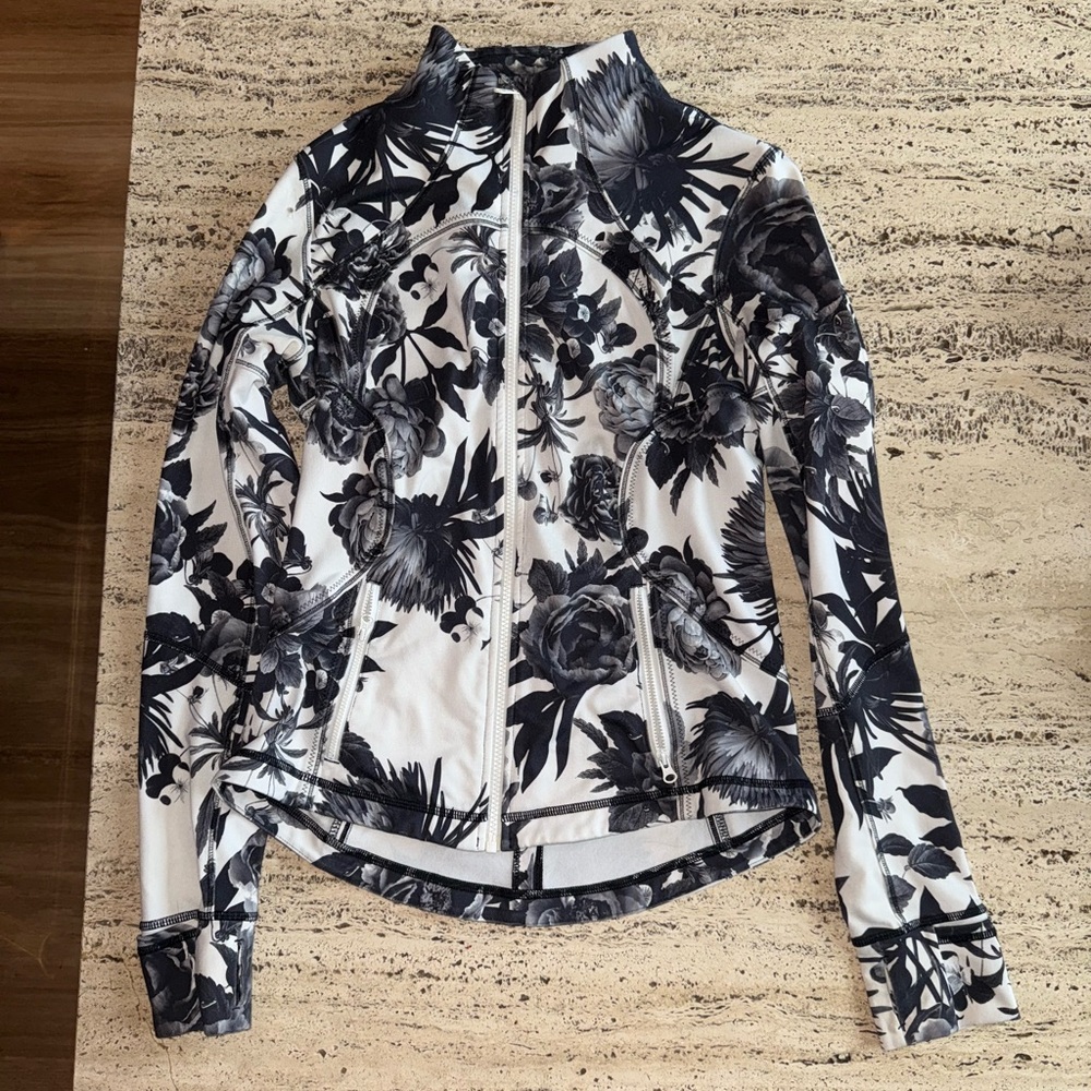 Lululemon Size 8 Black and White Floral Jacket